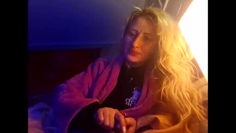 Snapshot of blondebellaaa3 chatting on 01/24/25, 08:02 Gia online show from 01/24/25, 08:02