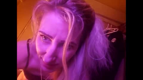 Snapshot of blondebellaaa3 chatting on 02/12/25, 05:37 Gia online show from 02/12/25, 05:37
