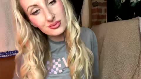 Snapshot of blondebellaaa3 chatting on 02/28/25, 04:43 Gia online show from 02/28/25, 04:43