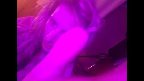 Snapshot of blondebellaaa3 chatting on 03/01/25, 04:47 Gia online show from 03/01/25, 04:47