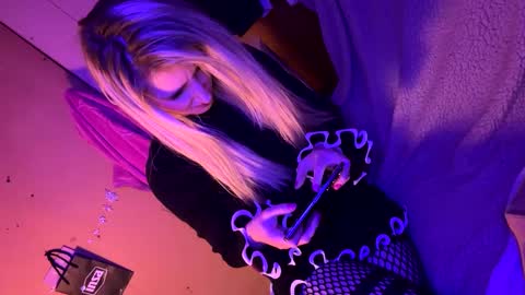 Snapshot of blondebellaaa3 chatting on 03/12/25, 07:17 Gia online show from 03/12/25, 07:17