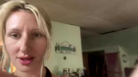 Snapshot of blondebellaaa3 chatting on 09/16/25, 04:41 Gia online show from 09/16/25, 04:41