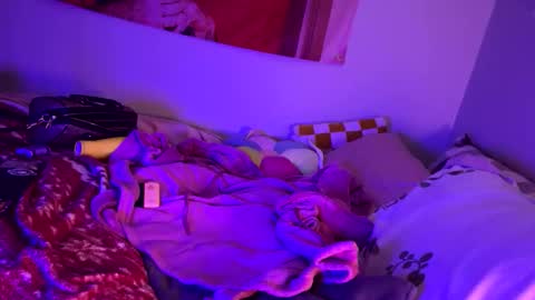 Snapshot of blondebellaaa3 chatting on 11/07/25, 02:44 Gia online show from 11/07/25, 02:44