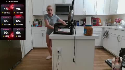 Snapshot of blondiebubblebooty chatting on 05/17/26, 04:25 Bubbles online show from 05/17/26, 04:25