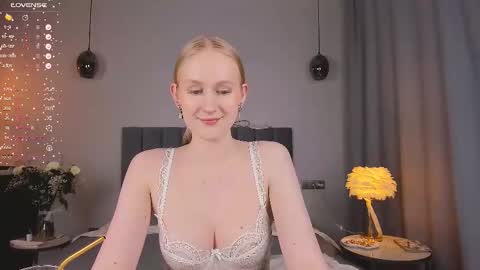 Snapshot of blondiemermaid chatting on 03/12/25, 09:35 Mia online show from 03/12/25, 09:35