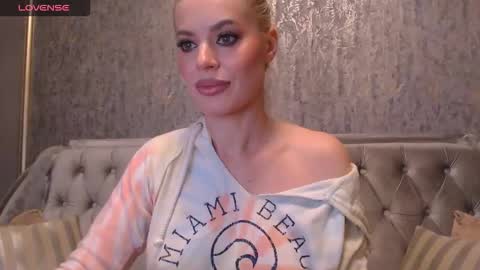 Snapshot of blondiestarxxx chatting on 09/29/25, 01:11 Helen online show from 09/29/25, 01:11