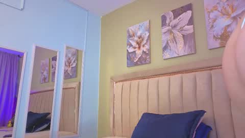 bloom_star01 online show from 10/16/25, 12:39