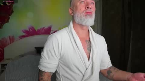 Snapshot of blowmyxxl chatting on 12/19/25, 05:14 Nico online show from 12/19/25, 05:14