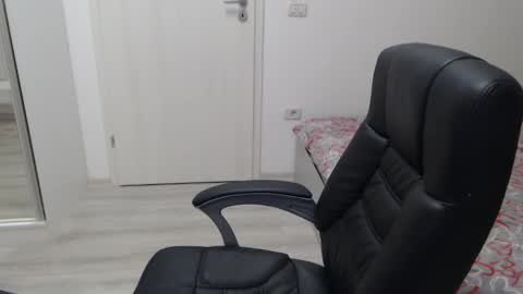 Snapshot of blue_eyes96 chatting on 02/25/25, 05:36 Juliet online show from 02/25/25, 05:36