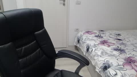 Snapshot of blue_eyes96 chatting on 11/18/25, 05:17 Juliet online show from 11/18/25, 05:17