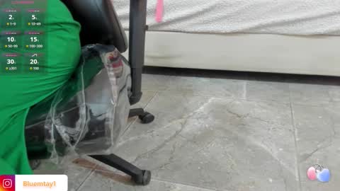 Snapshot of blue_tay1 chatting on 10/22/25, 11:54 blue_tay1 online show from 10/22/25, 11:54