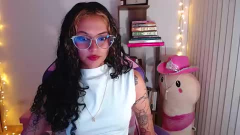 Snapshot of bluee_v chatting on 09/29/25, 01:00 Im Abril .. Nice to meet you thumb up me please its important INDEPENDENT MODEL online show from 09/29/25, 01:00