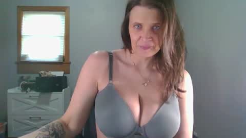 Snapshot of blueeyedddvixen chatting on 04/20/26, 01:36 BlueEyedDDVixen online show from 04/20/26, 01:36