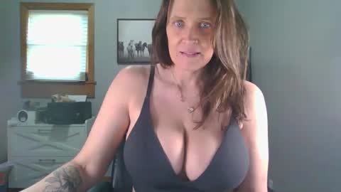 Snapshot of blueeyedddvixen chatting on 04/28/26, 01:16 BlueEyedDDVixen online show from 04/28/26, 01:16