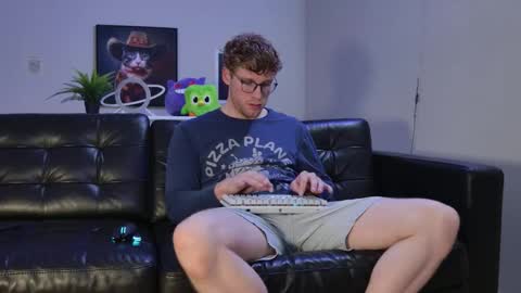 Snapshot of blueeyedtallguy chatting on 10/18/25, 01:08 blueeyedtallguy online show from 10/18/25, 01:08