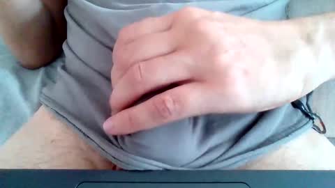 Snapshot of bluegum00 chatting on 10/25/25, 05:26 bluegum00 online show from 10/25/25, 05:26