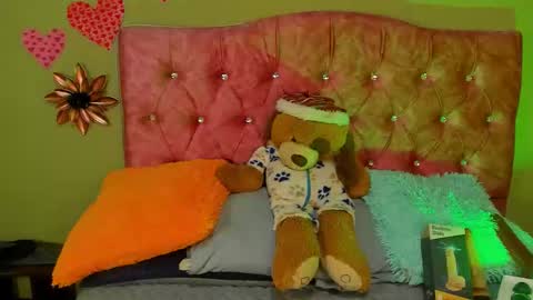 Snapshot of blueviolette chatting on 11/02/25, 06:43 Violette 3 online show from 11/02/25, 06:43