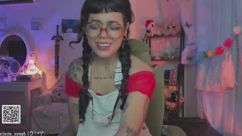 Snapshot of blushing_nymph chatting on 09/26/25, 01:31 Im Nym Justa nymph on twitter and IG online show from 09/26/25, 01:31