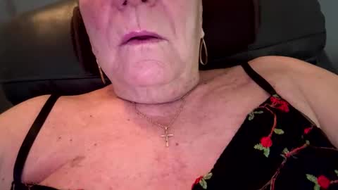 Snapshot of bobbiesucks69 chatting on 09/18/25, 02:08 bobbiesucks69 online show from 09/18/25, 02:08