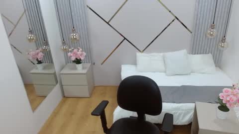 Paris online show from 02/13/25, 04:54