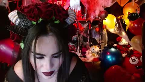 Paris online show from 10/31/25, 12:00