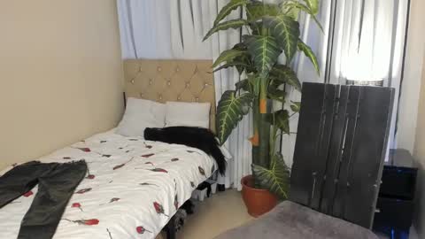 Snapshot of bombshelllaurax chatting on 03/03/25, 01:42 bombshelllaurax online show from 03/03/25, 01:42