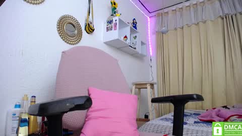 Soffy Brooks Independent model online show from 02/15/25, 12:01