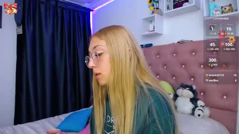 Soffy Brooks Independent model online show from 11/20/25, 05:40