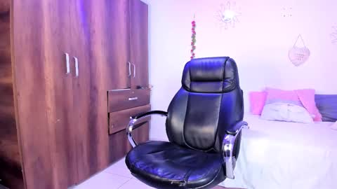 Snapshot of bonny_greylm chatting on 12/17/25, 05:30 sofia online show from 12/17/25, 05:30
