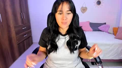 Snapshot of bonny_greylm chatting on 12/19/25, 05:53 sofia online show from 12/19/25, 05:53