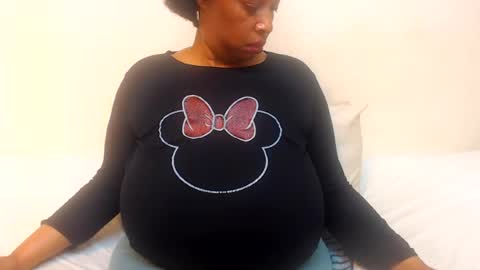 Snapshot of boobyqueen24 chatting on 06/18/26, 02:23 boobyqueen online show from 06/18/26, 02:23