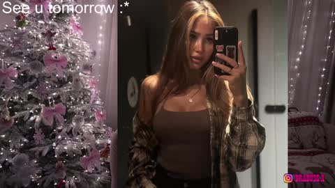 Snapshot of brabuss_ chatting on 12/29/24, 10:12 Lana online show from 12/29/24, 10:12