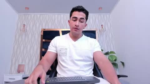Snapshot of brad_summer chatting on 01/05/25, 01:26 brad summer online show from 01/05/25, 01:26