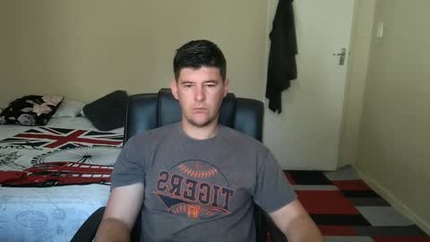Snapshot of brendansexyboy098754 chatting on 10/17/25, 05:54 ask me lol online show from 10/17/25, 05:54