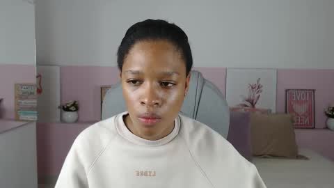 Snapshot of brendathompson_ chatting on 02/15/25, 12:22 Brenda online show from 02/15/25, 12:22