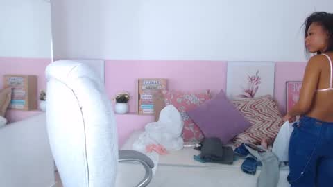 Snapshot of brendathompson_ chatting on 02/21/25, 12:39 Brenda online show from 02/21/25, 12:39