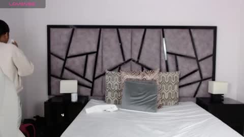 Snapshot of brendathompson_ chatting on 03/01/25, 12:01 Brenda online show from 03/01/25, 12:01