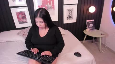 briana_whitee online show from 11/18/25, 08:46