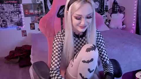 Snapshot of broodmommyy3 chatting on 11/02/25, 09:33 Martha online show from 11/02/25, 09:33