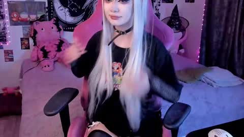 Snapshot of broodmommyy3 chatting on 11/12/25, 01:11 Martha online show from 11/12/25, 01:11