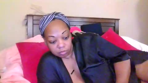 Snapshot of brownroundrenee chatting on 06/01/26, 10:39 brownroundrenee online show from 06/01/26, 10:39