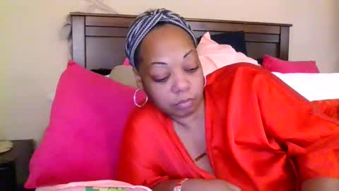 Snapshot of brownroundrenee chatting on 06/04/26, 12:11 brownroundrenee online show from 06/04/26, 12:11