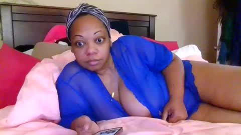 Snapshot of brownroundrenee chatting on 06/05/26, 11:05 brownroundrenee online show from 06/05/26, 11:05