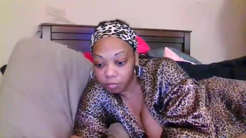 Snapshot of brownroundrenee chatting on 06/11/26, 10:35 brownroundrenee online show from 06/11/26, 10:35