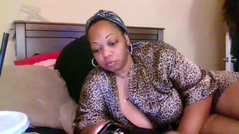 Snapshot of brownroundrenee chatting on 06/21/26, 11:57 brownroundrenee online show from 06/21/26, 11:57