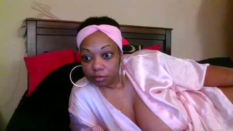 Snapshot of brownroundrenee chatting on 06/23/26, 11:19 brownroundrenee online show from 06/23/26, 11:19