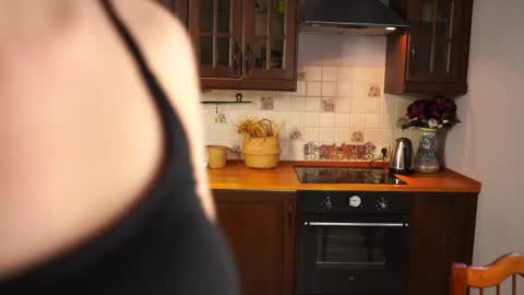 Tess online show from 05/01/26, 02:21