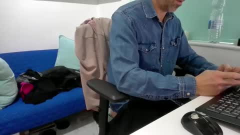 Snapshot of bubblebumdave chatting on 11/05/25, 02:39 Bubblebum online show from 11/05/25, 02:39