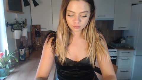 Snapshot of buffyextasy chatting on 11/05/25, 11:21 Buffy online show from 11/05/25, 11:21