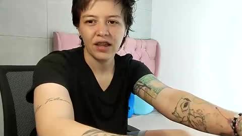 Snapshot of bug2025 chatting on 09/11/25, 04:18 bug2025 online show from 09/11/25, 04:18